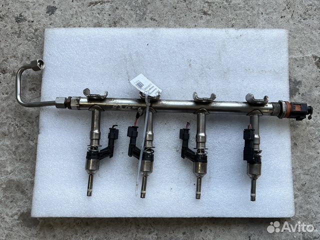 Топливная рампа с форсунками Volkswagen Golf 6 1.2
