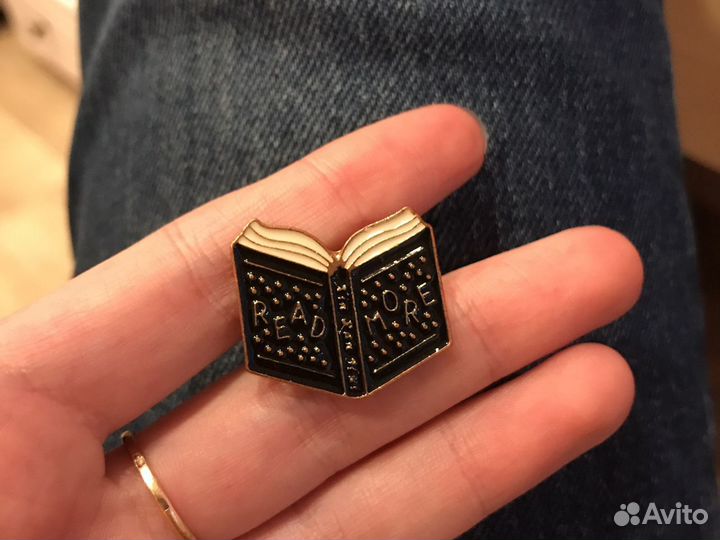 Значок пин книга