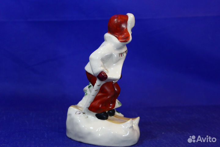 Фарфоровая статуэтка Лыжник Мальчик на лыжах