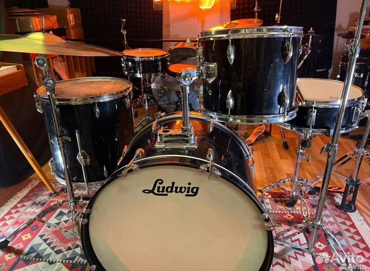 Ударная барабанная установка барабаны тарелки