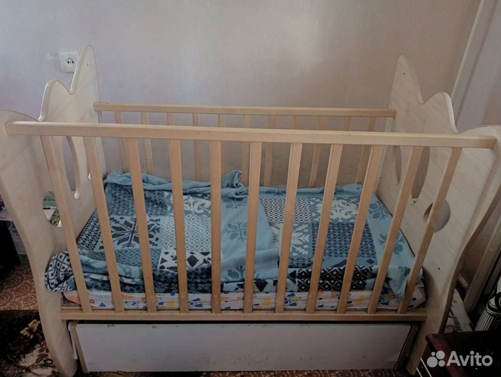Детская кроватка с поперечным маятником