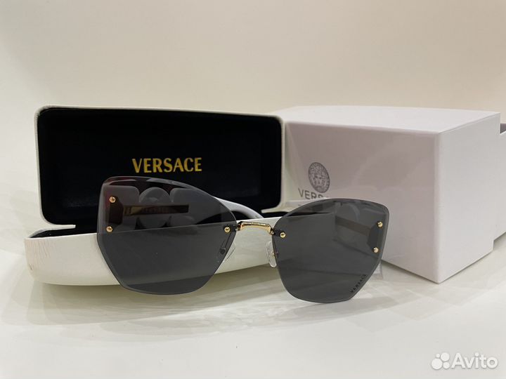 Солнцезащитные очки Versace