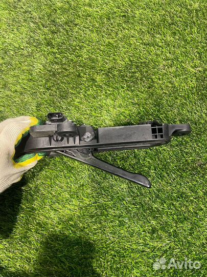 Ручка наружная двери передней левой Tesla Model Y