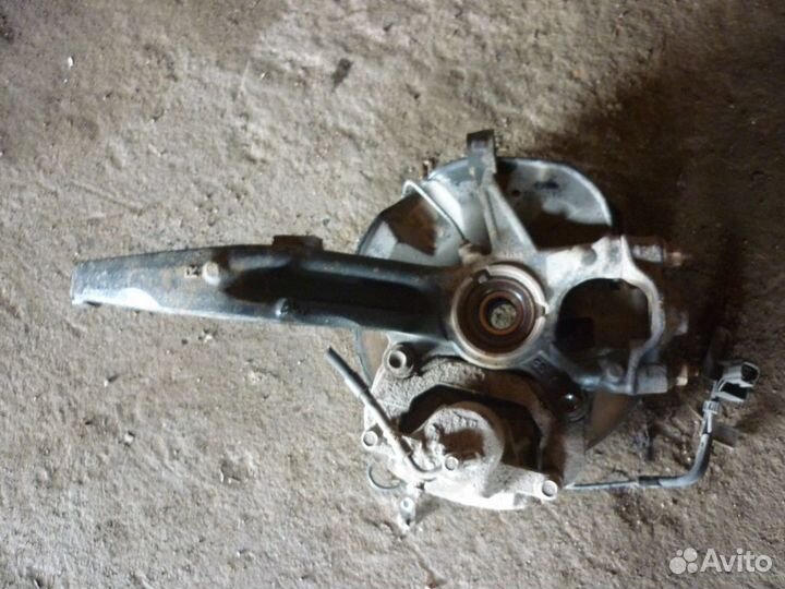 Кулак повротный передний правый + ступица Mazda 6