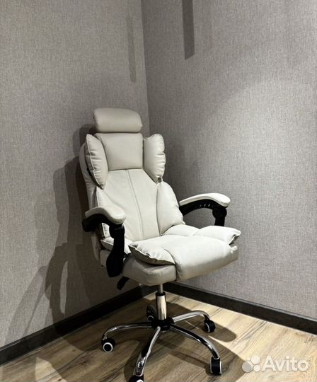 Офисное кресло руководителя с подголовником