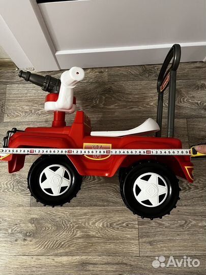 Машинка-каталка новая