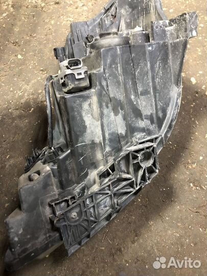 Передняя левая фара Nissan Tiida 1