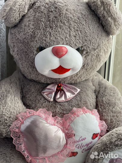 Большой плюшевый медведь