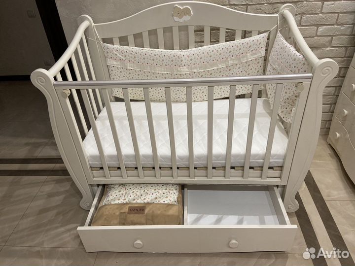 Детская кровать с маятником и ящиком