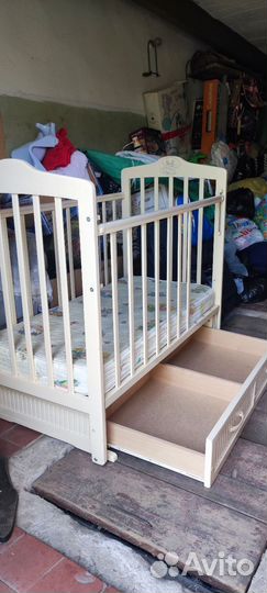 Детская кроватка с маятником и ящиком для малышей