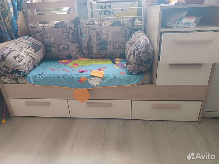 Детская кровать с маятником и матрасами