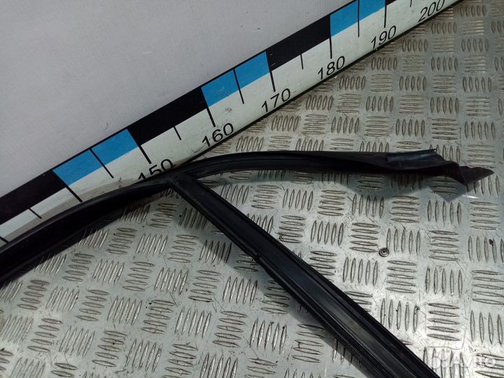 Б/У Уплотнитель стекла двери передней левой#002