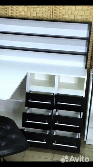 Маникюрный стол