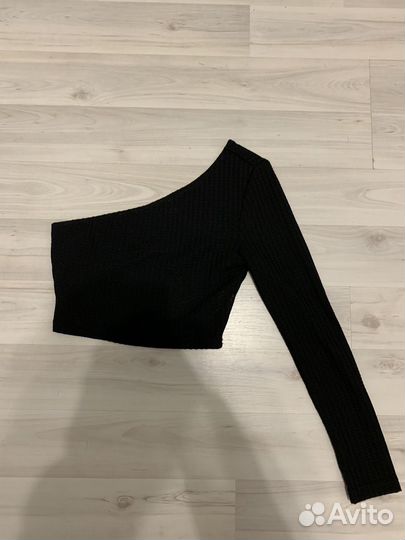 Кроп топ с длинным рукавом через плечо размер xs