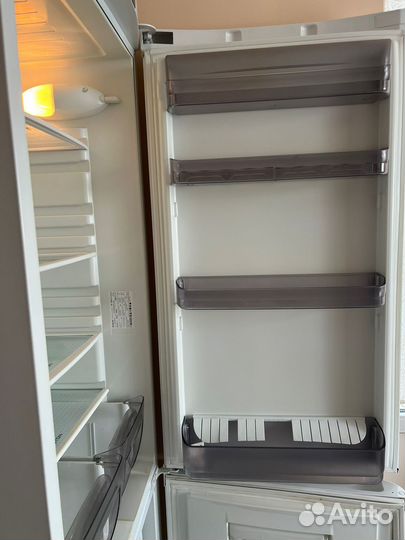 Холодильник ariston