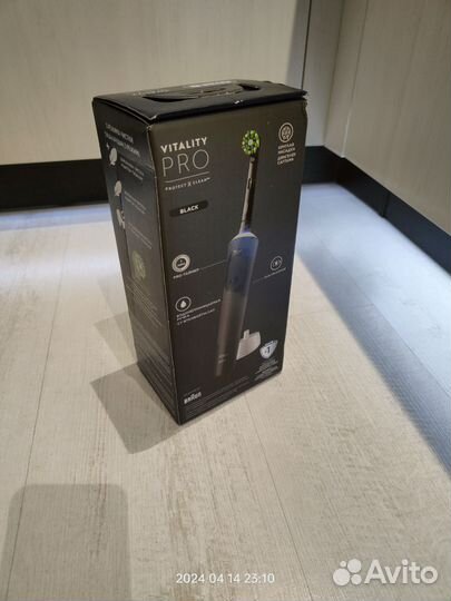 Электрическая зубная щетка oral b новая