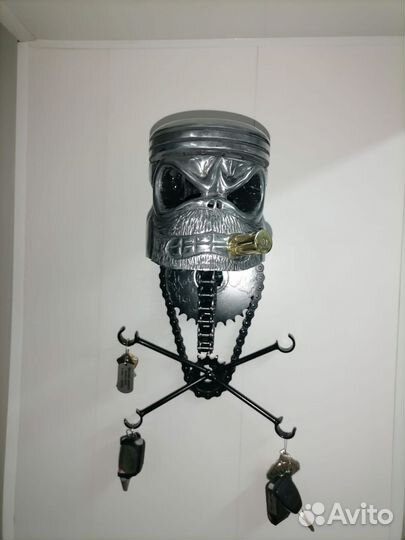 Вешалка-подставка под байкерский шлем