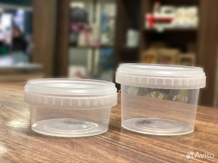 Пластиковая банка с крышкой