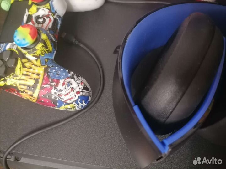 Игровая консоль ps4 с наушниками и крутыми дисками
