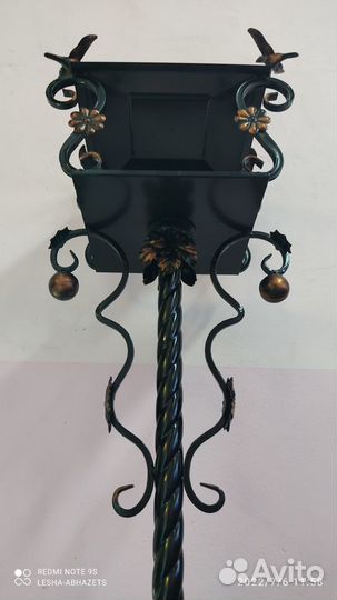 Стол-кормушка на кладбище ручной работы