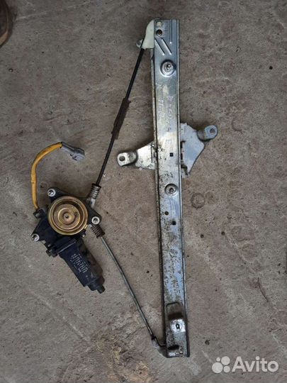 Замок двери Тойота карина е 1996г