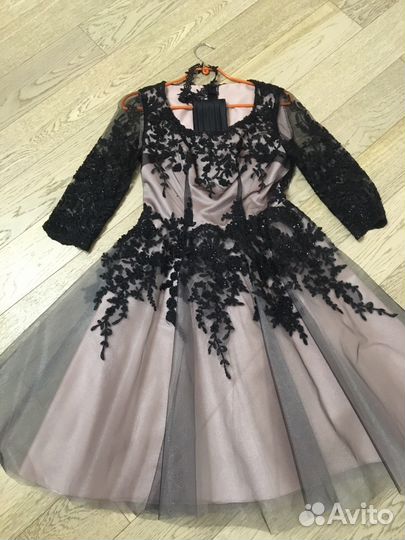 Нарядное женское платье