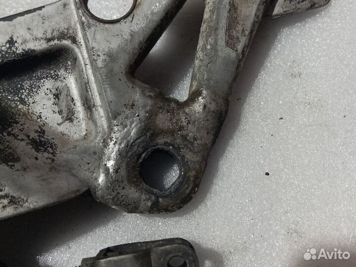 Кронштейн левый передний Suzuki RF 400