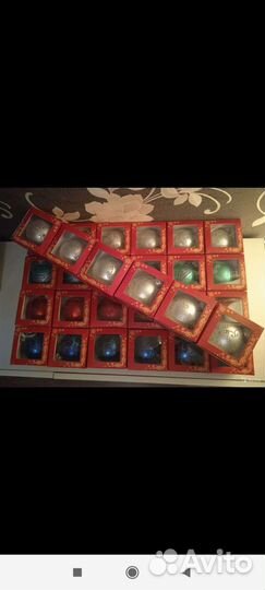 Набор новых ёлочных шаров. Красные и зелёные