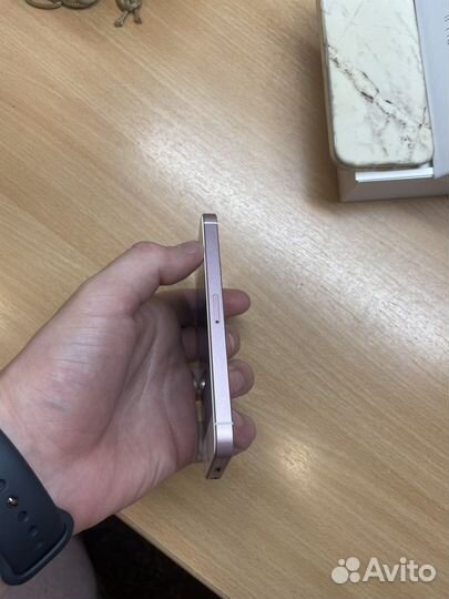 Телефон iPhone SE