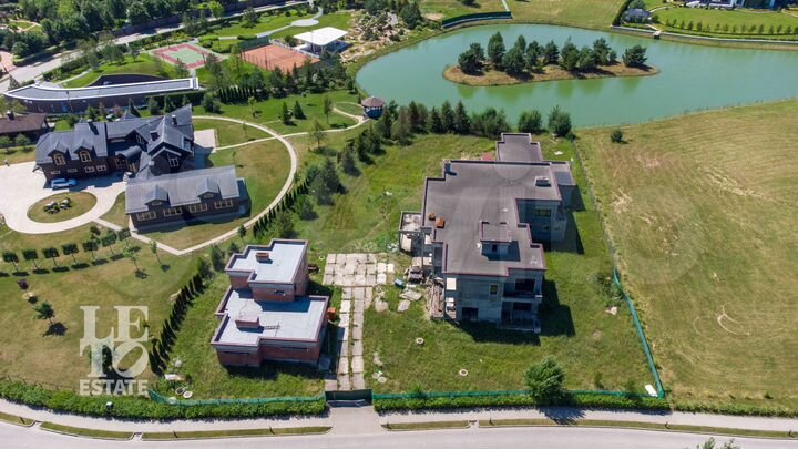 Дом 1000 м² на участке 55 сот.