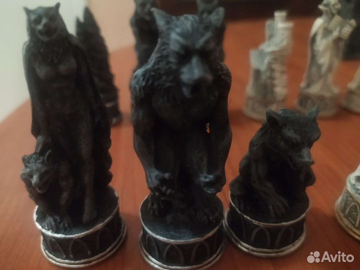 Шахматы. Ручная работа. Оборотни против вампиров