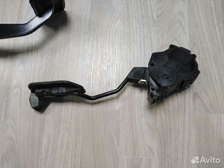 Педали газа и тормоза Toyota Prius30