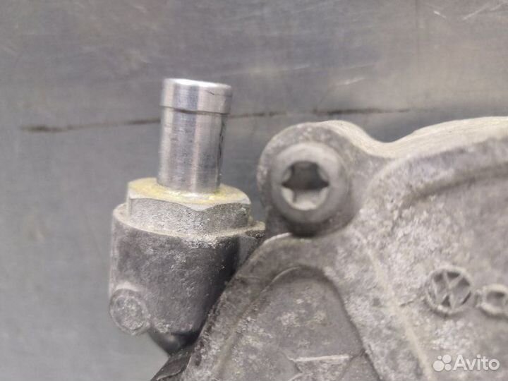 Насос вакуумный Volkswagen Passat B6 2005-2010