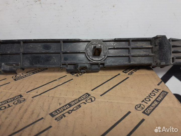 Крепление бампера заднее правое Toyota Camry 40