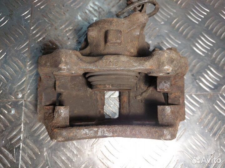 Суппорт передний правый Volkswagen Passat