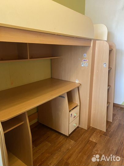 Двухъярусная кровать с шкафом и столом