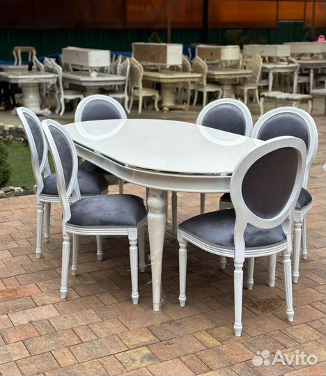 Стол и стулья