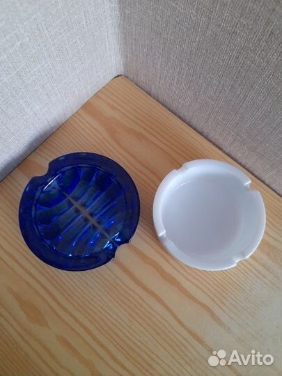 Пепельницы синего и белого цвета