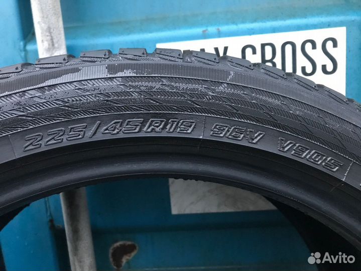 Yokohama BluEarth Winter V905 225/45 R19 96V