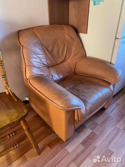 Кожаный диван и 2 кресла бу
