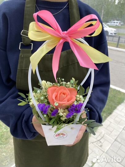 Композиции Цветы в коробке 1 сентября