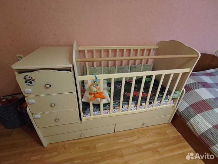 Детская кроватка с маятником и ящиками