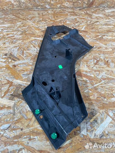 Накладка замка капота правая Audi Q7 4m