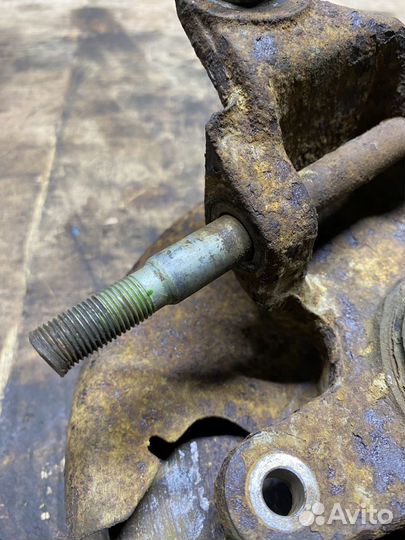 Ступица задняя левая с сборе Mazda Familia BH 4WD