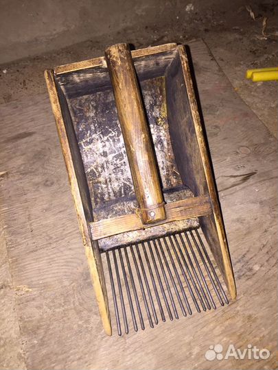 Горбовики и совки для сбора ягод