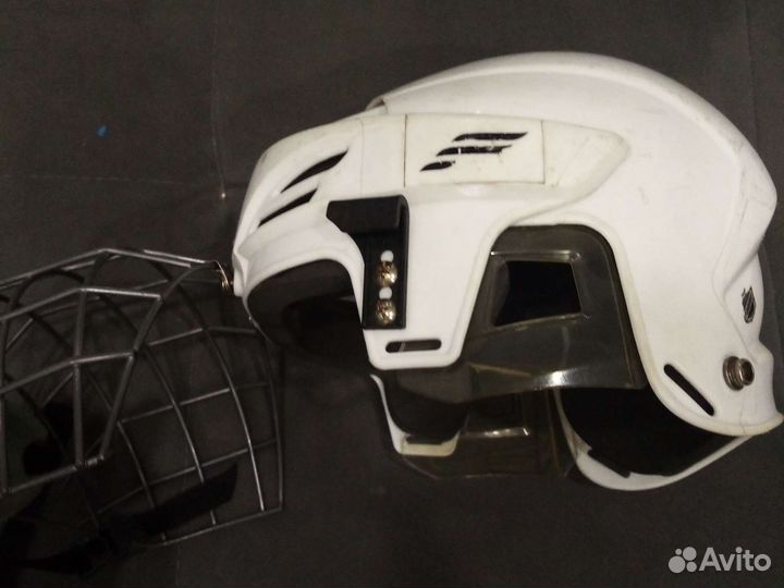 Хоккейный шлем с мячом