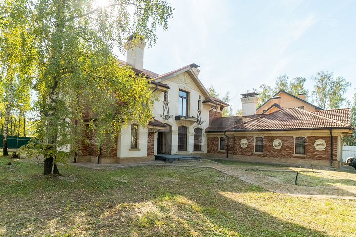 Коттедж 580 м² на участке 15 сот.