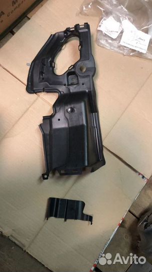 Воздухозаборник BMW 5 (E60) радиатора правый