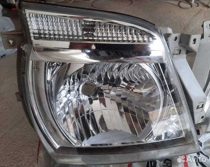 Фары передние Nissan Caravan VWE25 оригинал