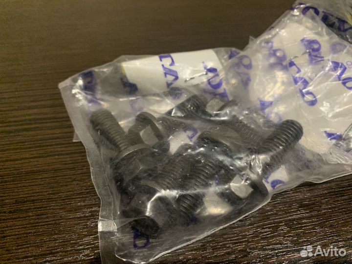 Болт винт шкива дизель Volvo 985382